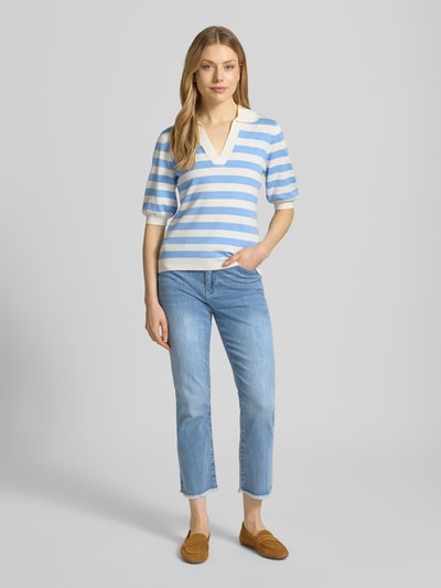 Kobiece model prezentuje Cropped Jeans mit Fransen od More & More z mieszanki bawełny i elastanu, wpuszczane kieszenie, frędzle, krój krótki; szerokość w rozmiarze 36: 40 cm, długość wewnętrzna nogawki: 65 cm, jasnoniebieski, gładka tekstura, całościowy widok z przodu