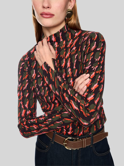 Vrouwenmodel draagt Longsleeve met Rollkragen van Marc Cain, mix van katoen en elastaan, getailleerde pasvorm, riblook, knopen aan mouwboord, ruglengte bij maat 36: 58 cm, kleurrijk patroon, nahaufnahme bovenlichaam.