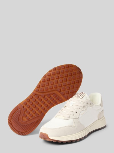 Produktfoto, Sneaker aus Leder-Mix mit Logo-Detail Modell 'Beywin' von Gant, cremeweiß mit brauner Sohle, für Damen, strukturierte Oberfläche, abgerundete Form, Schnürverschluss, Absatzhöhe 3 cm, Schafthöhe 7 cm, Schaftweite 9 cm