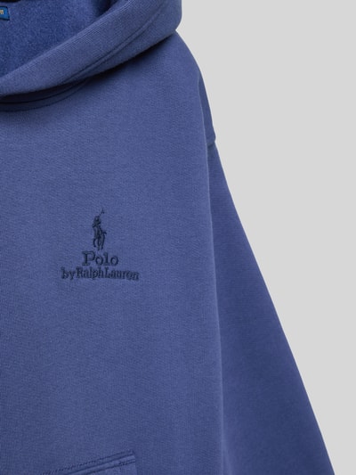 Mädchen trägt Regular Fit Hoodie aus Baumwoll-Mix von Polo Ralph Lauren Teens, Optik: Unifarben, Label-Stitching, Nahaufnahme Oberkörper.