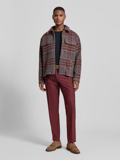 Männermodel trägt Strickpullover mit gerippten Abschlüssen von bugatti, Herren, Reine Baumwolle, Regular-Fit, Rundhalsausschnitt, Ganzkörperansicht von vorne.