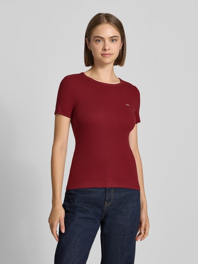 Frauenmodel trägt Slim Fit T-Shirt aus Baumwoll-Mix Modell 'HAYES' von Levi's®, einfarbig bordeauxrot, glatte Struktur, Ganzkörperansicht von vorne. Damen T-Shirt von Levi's®