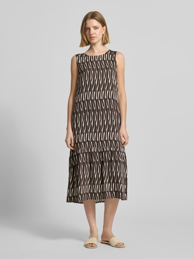 Frauenmodel trägt Midikleid mit rückseitigem Schlüsselloch-Ausschnitt von OPUS aus reiner Viskose im geraden Schnitt, braun mit weißem Bambusmuster, Rundhalsausschnitt, Modell 'Wicy bamboo', Ganzkörperansicht von vorne.