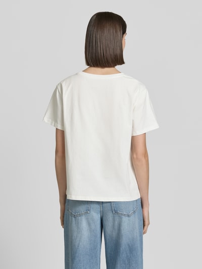 Frauenmodel trägt Damen T-Shirt mit Label-Print Modell 'Eleanor' von LOLLYS LAUNDRY in Weiß, Reine Baumwolle, Regular-Fit, Rückenlänge 57 cm, Rundhalsausschnitt, Ganzkörperansicht Rückansicht.
