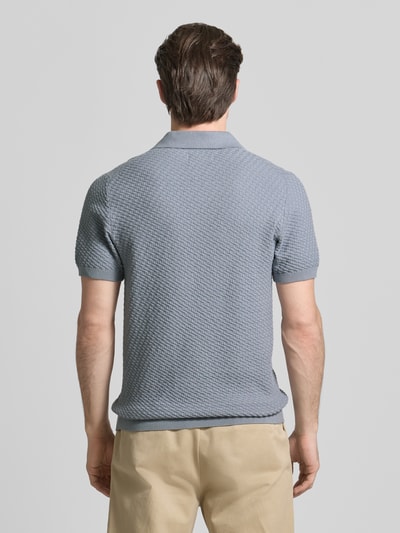 Männermodel trägt Poloshirt mit Polokragen und V-Ausschnitt von JAKE*S STUDIO MEN in Blau, Struktur aus reiner Baumwolle, Ganzkörperansicht Rückansicht.