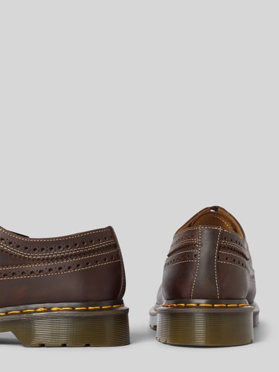 Produktfoto, brązowe buty sznurowane 'Schnürschuhe aus echtem Leder' od Dr. Martens z naturalnej skóry, wyprofilowana podeszwa, zaokrąglony krój, wiązanie, wysokość obcasa 3 cm w rozmiarze 44, wysokość cholewki 7 cm, szerokość w rozmiarze 44: 11 cm