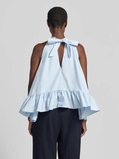 Frauenmodel trägt Blusentop mit Volantsaum Modell 'MANILLO' von YAS, Reine Baumwolle, Loose-Fit, Neckholder mit Schnürung, Cut-Out, Rückenlänge 44 cm, Ganzkörperansicht Rückansicht.