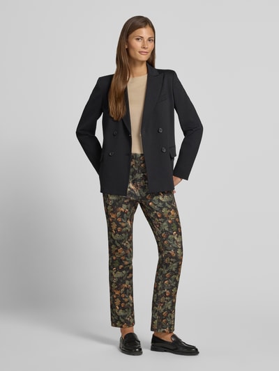 Kobiece modelka nosi Flared Cut Hose im Allover-Look mit elastischem Bund von Marc Cain, Mieszanka materiałów z dodatkiem streczu, rozkloszowany krój, wzór na całej powierzchni, elastyczny pas, Szerokość w rozmiarze 36: 38 cm, Długość wewnętrzna nogawki w rozmiarze 36: 72 cm, spokojne odcienie oliwkowego i beżu, struktura materiału widoczna, Ganzkörperansicht z przodu.