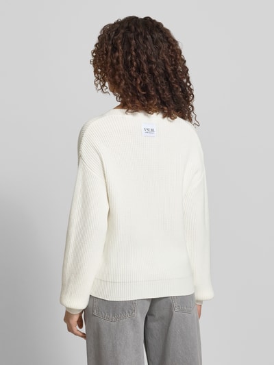 Frauenmodel trägt Regular Fit Strickjacke aus Viskose-Mix Modell 'LENI' von VILLA SOPHIE, Optik: Unifarben, Strick, Ganzkörperansicht Rückansicht.