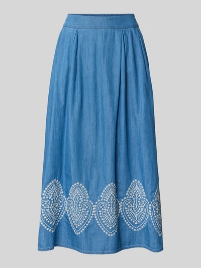 Produktfoto, Midirock in Denim-Optik mit Stitchings von More & More, aus Baumwoll-Lyocell-Mix, A-Linie, blaue Farbe, weiße Stitchings entlang des Saums, sanfte Faltenstruktur, Gesamtlänge 83 cm, Bundweite 38 cm bei Größe 36.