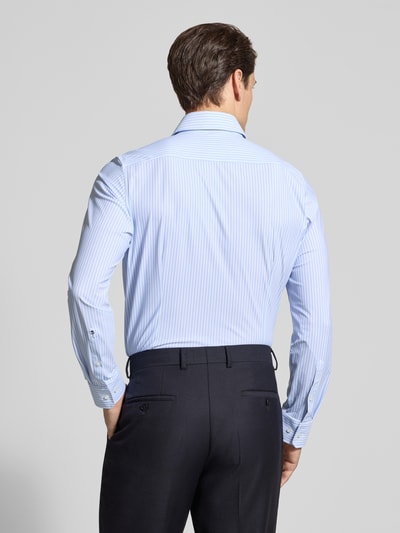 Männermodel trägt Slim Fit Business-Hemd mit Haifischkragen von Seidensticker, blau-weiß gestreift, Material-Mix mit Stretch-Anteil, Ganzkörperansicht Rückansicht. Rückenlänge 71 cm, Schulterbreite 44 cm, Ärmellänge 67 cm, Knopfleiste.
