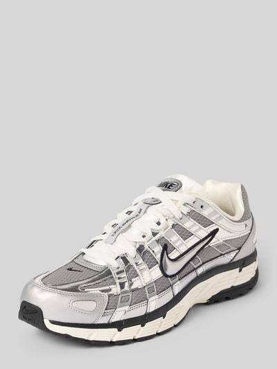 Produktfoto, Sneaker aus Leder-Textil-Mix von Nike für Herren, silberne, schwarze und weiße Farbtöne, glatte und meshartige Strukturen.