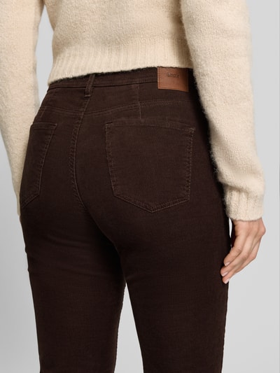 Frauenmodel trägt Schmale Hose aus Baumwoll-Mix Modell 'MARY' von Brax in Dunkelbraun mit sichtbarer Struktur, Damen Schmale Hose, Ganzkörperansicht Rückansicht.