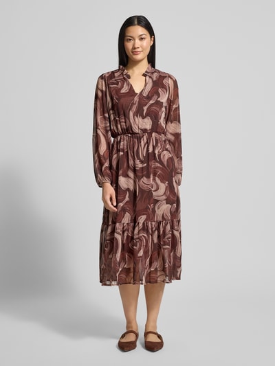 Frauenmodel trägt Midikleid mit V-Ausschnitt Modell 'Za44raa' von ZABAIONE in Stufen-Look, braune Töne, Ganzkörperansicht von vorne.