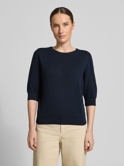 Frauenmodel trägt Strickpullover mit 3/4-Arm von Lanius in Dunkelblau, Reine Baumwolle, Regular-Fit, Rundhalsausschnitt, Ganzkörperansicht von vorne.