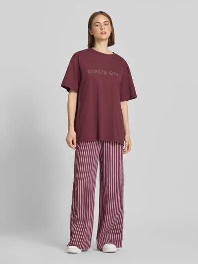 Frauenmodel trägt Regular Fit Weite Hose aus Viskose-Mix Modell 'MELDOLA' von Only, mehrfarbig gestreift, Popeline, Ganzkörperansicht von vorne.
