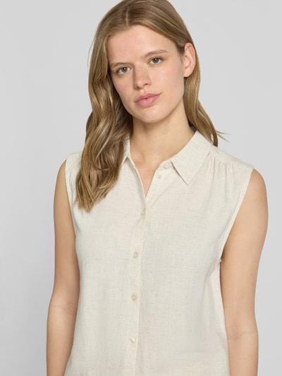 Vrouwenmodel draagt Regular Fit Leinenbluse zonder mouwen model 'SIESTA' van Only in melange-look, viskose-linnenmix, blousekraag, knoopsluiting, raffines, close-up bovenlichaam.