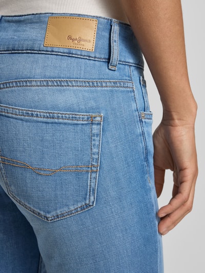 Frauenmodel trägt Straight Fit Jeans aus Baumwoll-Mix Modell 'VENUS' von Pepe Jeans in hellblauer Denim-Optik mit Label-Patch, Nieten, Kontrast-Nähte, 5-Pocket-Design, Nahaufnahme Rückansicht.
