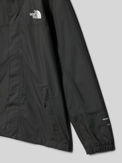 Produktfoto, Regenjacke mit Label-Print Modell 'ANTORA' von The North Face in Schwarz, glatte Textur, Eingrifftaschen mit Reißverschluss, reflektierende Prints, gerade Passform, Kapuze, Abdeckleiste, für Kinder
