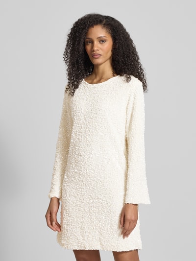 Vrouwenmodel draagt Knielanges Kleid met Rundhalsausschnitt van VILLA SOPHIE, los model, knielengte, met pailletten, onderjurk, ruglengte 92 cm, borstwijdte 51 cm, mouwlengte 61 cm, kleur crème, structuur fijn en glanzend, ganzkörperaanzicht van voren.