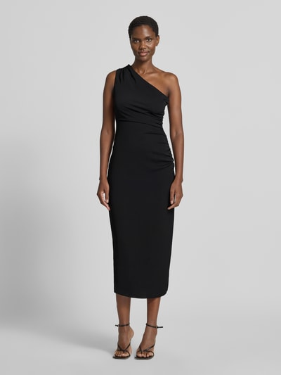Frauenmodel trägt eng anliegendes Cocktailkleid mit One-Shoulder von Jake*s Cocktail in Schwarz, glatte Oberfläche, Ganzkörperansicht von vorne.