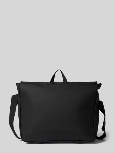 Produktfoto, Messenger Bag mit Label-Patch Modell 'Jake' von Carhartt Work In Progress in Schwarz, robuste glatte Textur, breite Form