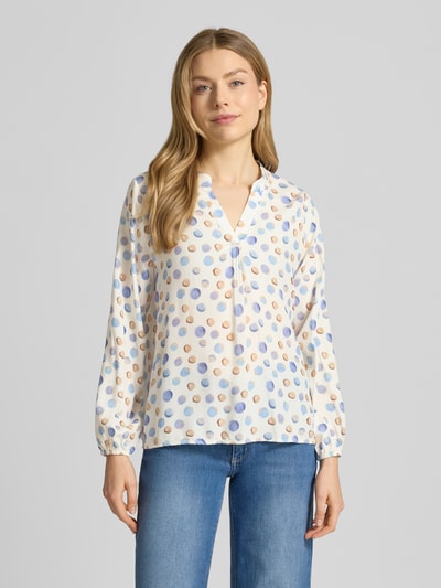 Frauenmodel trägt Regular Fit Bluse aus reiner Viskose Modell 'Josy' von ZABAIONE, cremefarben mit bunten Punkten, Ganzkörperansicht von vorne.