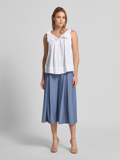 Frauenmodel trägt Bluse mit Umlegekragen und Rüschen von Rinascimento, weiß, Baumwoll-Mix, locker geschnitten, Ganzkörperansicht von vorne.