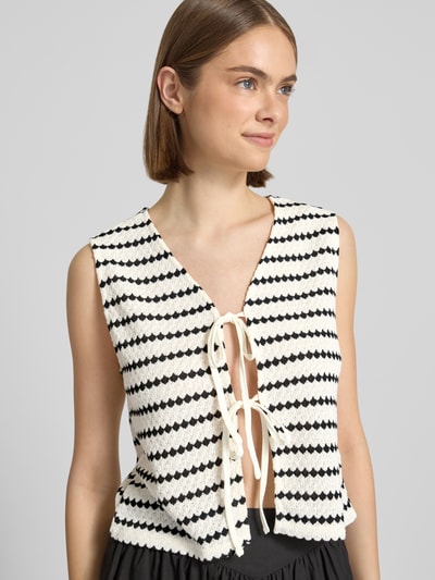 Frauenmodel trägt Regular Fit Weste mit Baumwoll-Anteil Modell 'EVA LIFE' von Only im Allover-Muster, Strick, Nahaufnahme Oberkörper.