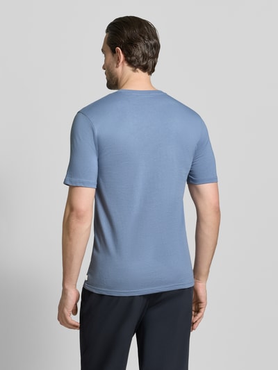 Männermodel trägt T-Shirt mit Rundhalsausschnitt von Scotch & Soda aus reiner Baumwolle, Regular-Fit, Ganzkörperansicht Rückansicht.