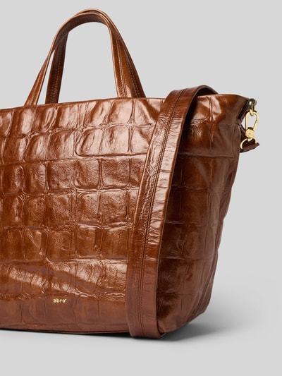 Produktfoto, Tote Bag mit Logo-Detail Modell 'Alba' von Abro in Braun mit Strukturmuster, Hauptfach mit Reißverschluss, abnehmbarer Schulterriemen, Tragehenkel, Innenfach mit Reißverschluss, Breite 48 cm, Länge 33 cm, Tiefe 19 cm, Länge Schulterriemen 86 cm.