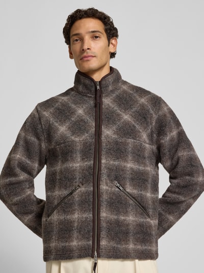 Männermodel trägt jack in grijsbruine tinten met ruitmotief, Materiaalmix met wol, regular fit, opstaande kraag, tweewegritssluiting, ritszakken, Model 'Eik' van Wood Wood, all-over look, Ganzkörperansicht van voren