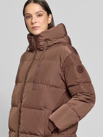 Frauenmodel trägt Jacke mit Daunen- und Federfüllung Modell 'Nova Avon' von MOS MOSH in Braun, glatte Oberfläche, Nahaufnahme Oberkörper. Damenjacke mit Stehkragen, Zweiwege-Reißverschluss und Eingrifftaschen, Regular Fit, Größe S mit 89 cm Rückenlänge, 45 cm Schulterbreite, 62 cm Brustweite, 64 cm Ärmellänge.
