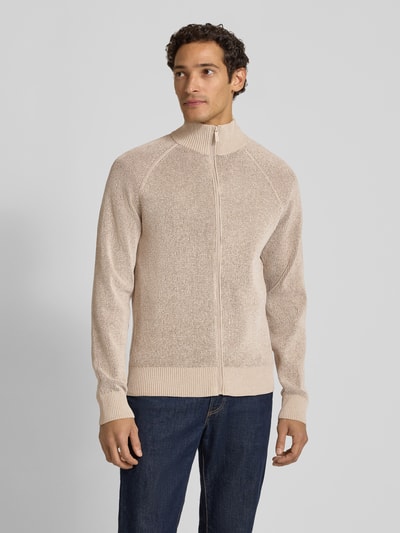 Männermodel trägt Regular Fit Strickjacke mit Stehkragen von Jake*s Studio Men in Beige mit feiner Stricktextur, Ganzkörperansicht von vorne.