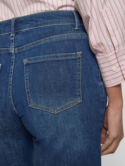 Vrouwenmodel draagt FREE/QUENT Jeansshorts met steekzakken model 'Jane' van katoenmix met stretch, regular fit, detailopname achterkant.