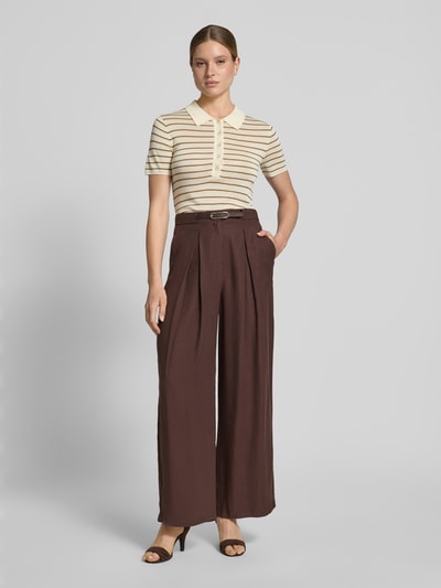 Frauenmodel trägt Stoffhose aus Modal-Mix mit Gürtel von More & More, Wide Leg, Gelegte Falten, braun, Bundweite 36 cm, Innenbeinlänge 76 cm, Ganzkörperansicht von vorne.