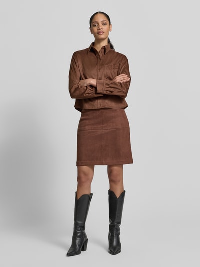 Frauenmodel trägt Slim Fit Mini-Rock mit verdecktem Reißverschluss von s.Oliver RED LABEL, Optik: Unifarben, Samt, Mini-Länge, Label-Stitching, Ganzkörperansicht von vorne.