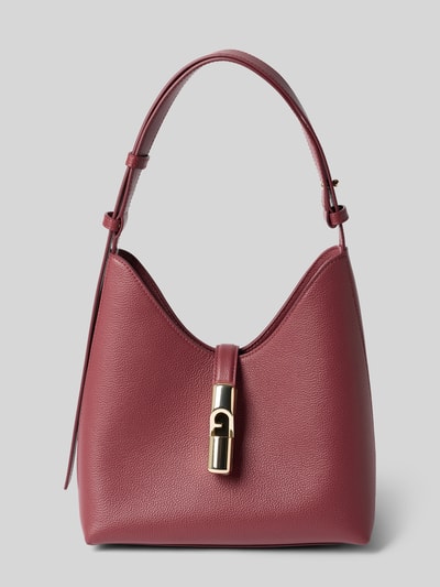 Productfoto, Handtasche aus echt leer Model 'GOCCIA' van FURLA in bordeauxrood met structuurpatroon, hoofvak met overslag en pinsluiting, verstelbare schouderband, binnenvak met ritssluiting, breedte 22 cm, lengte 25 cm, diepte 12 cm, bandlengte 42 cm.