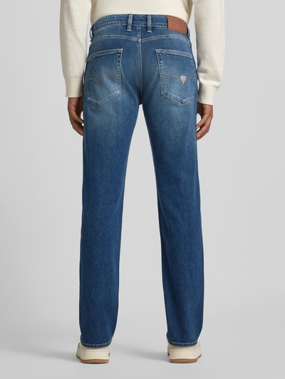 Männermodel draagt Slim Fit Jeans im Used-Look Model 'ANGELS' van Guess, puur katoen, steekzakken, ganzkörperansicht rückansicht.