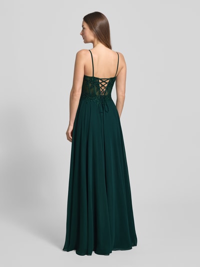 Frauenmodel trägt Regular Fit Abendkleid mit floralem Spitzenbesatz von Luxuar in Dunkelgrün, semitransparent, Rückenansicht, Ganzkörperansicht