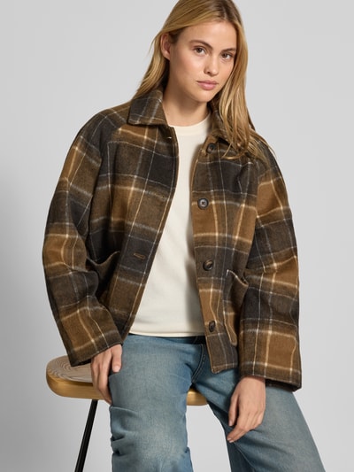 Frauenmodel trägt Regular Fit Jacke mit Woll-Anteil von Christian Berg Woman Selection, kariertes Muster in Braun- und Beigetönen, Material-Mix, Umlegekragen, Knopfleiste, aufgesetzte Taschen, Ganzkörperansicht von vorne.