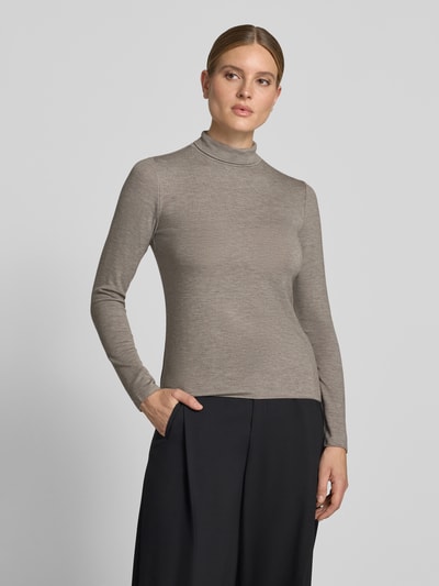 Frauenmodel trägt Longsleeve mit Rollkragen von someday in Taupe, Viskose-Mix, eng anliegend, Ripp-Struktur, Nahaufnahme Oberkörper.