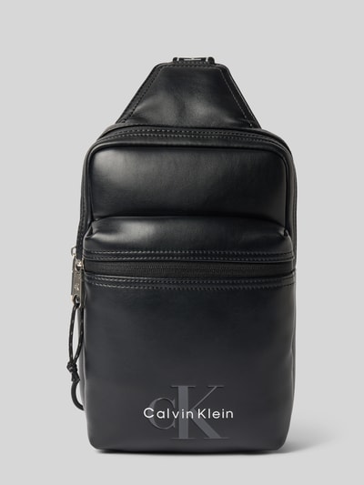 Produktfoto, czarna torba na ramię z wytłaczanym logo Herren Umhängetasche mit Label-Prägung von CK Calvin Klein, gładka powierzchnia