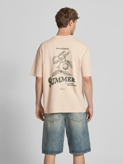 Männermodel trägt Oversized T-Shirt mit Label-Print von Pegador, Herren T-Shirt aus Reine Baumwolle, Rundhalsausschnitt, Rückenlänge 72 cm, Ganzkörperansicht Rückansicht