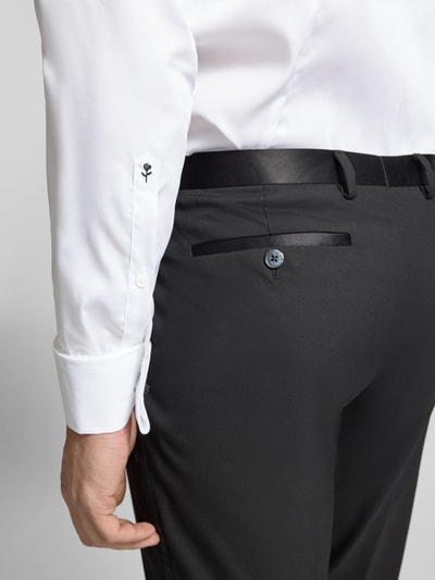 Männermodel trägt wit Slim Fit Business-Hemd aus katoen met Kentkraag van SEIDENSTICKER, detailopname rugzijde, context: heren business-hemd, pure katoen, slim fit, kentkraag, verborgen knoopsluiting, ruglengte maat 40: 77 cm, schouderbreedte maat 40: 42 cm, mouwlengte maat 40: 66 cm.