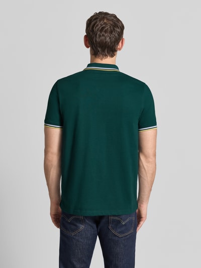Männermodel trägt Slim Fit Poloshirt mit Kontraststreifen und Reißverschluss von MCNEAL, Baumwoll-Elasthan-Mix, Rückansicht Ganzkörperansicht.