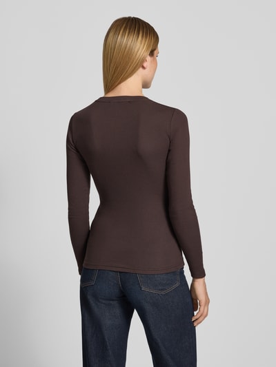 Vrouwenmodel draagt Longsleeve met ronde hals Modell 'ALEXA' van Samsøe Samsøe in katoen-elastaanmix, slim fit, ruglengte 62 cm, Ganzlichaamsaanzicht achteraan.