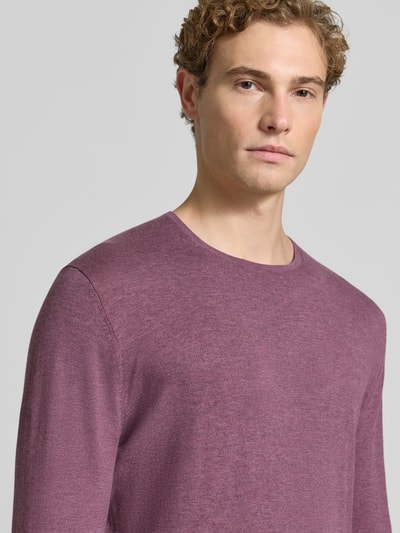 Männermodel trägt Strickpullover aus Baumwolle mit Rundhalsausschnitt von Christian Berg Men in Lila, glatte Textur, Nahaufnahme Oberkörper. Slim Fit, Rückenlänge 68 cm, Ärmellänge 69 cm.