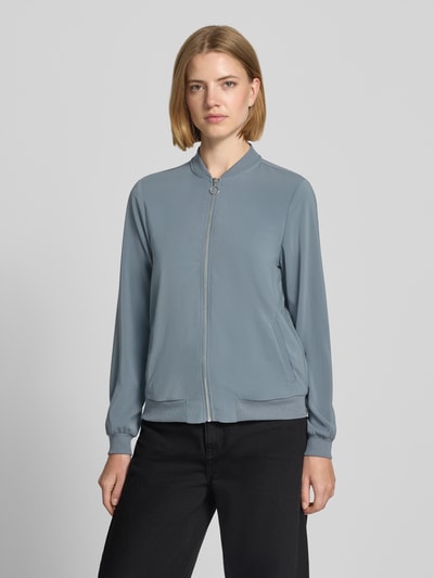 Kobiece modelka nosi Regular Fit Blouson mit Allover-Muster model 'COCO' od VERO MODA, niebieskoszary kolor, gładka faktura, Ganzkörperansicht von vorne.