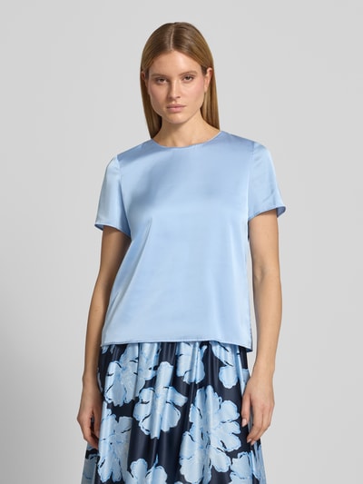 Kobiece model prezentuje Regular Fit T-Shirt mit rundhalsausschnitt od Christian Berg Cocktail, elastyczna mieszanka materiałów, satyna, okrągły dekolt, długość tyłu w rozmiarze 36: 58 cm, długość rękawów w rozmiarze 36: 20 cm, jasnoniebieski, gładka tekstura, całkowity widok z przodu.